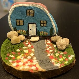 Litle house made it whith stone